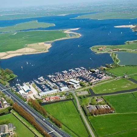 Houseboat Woude * Uitgeest