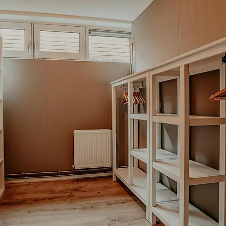 Houseboat Woude * Uitgeest